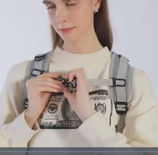 Vidéo jeune femme avec sac à dos pour chat Blanc et chat gris