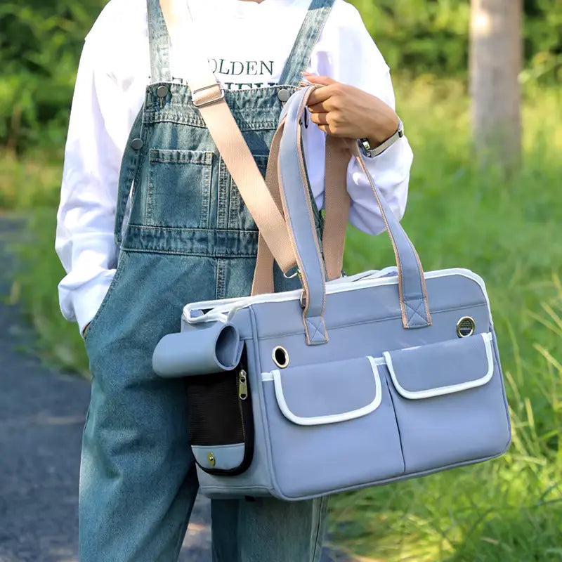 Sac de transport pour chat bleu porté par une jeune femme